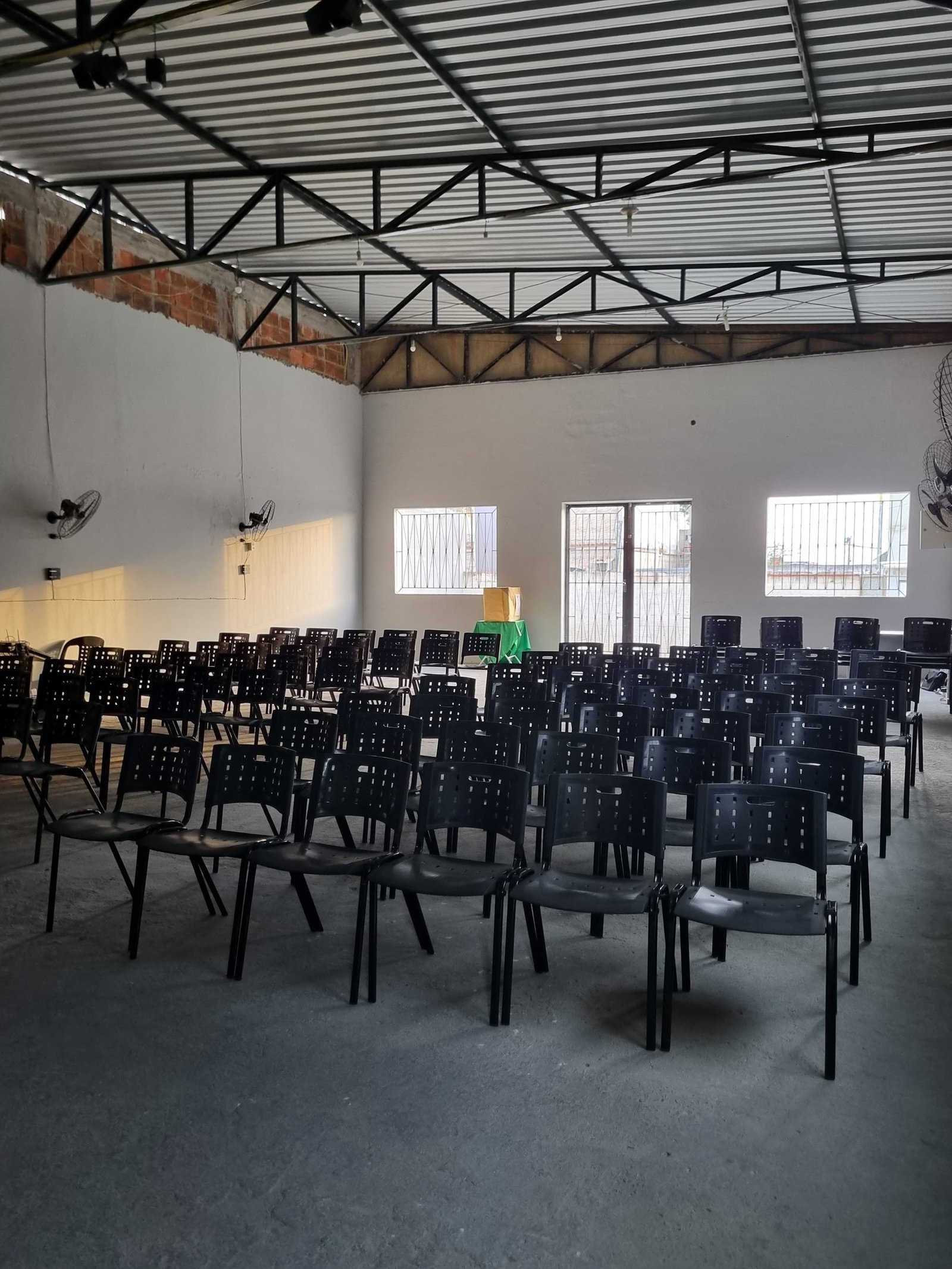 Cadeiras entregues em Itaboraí