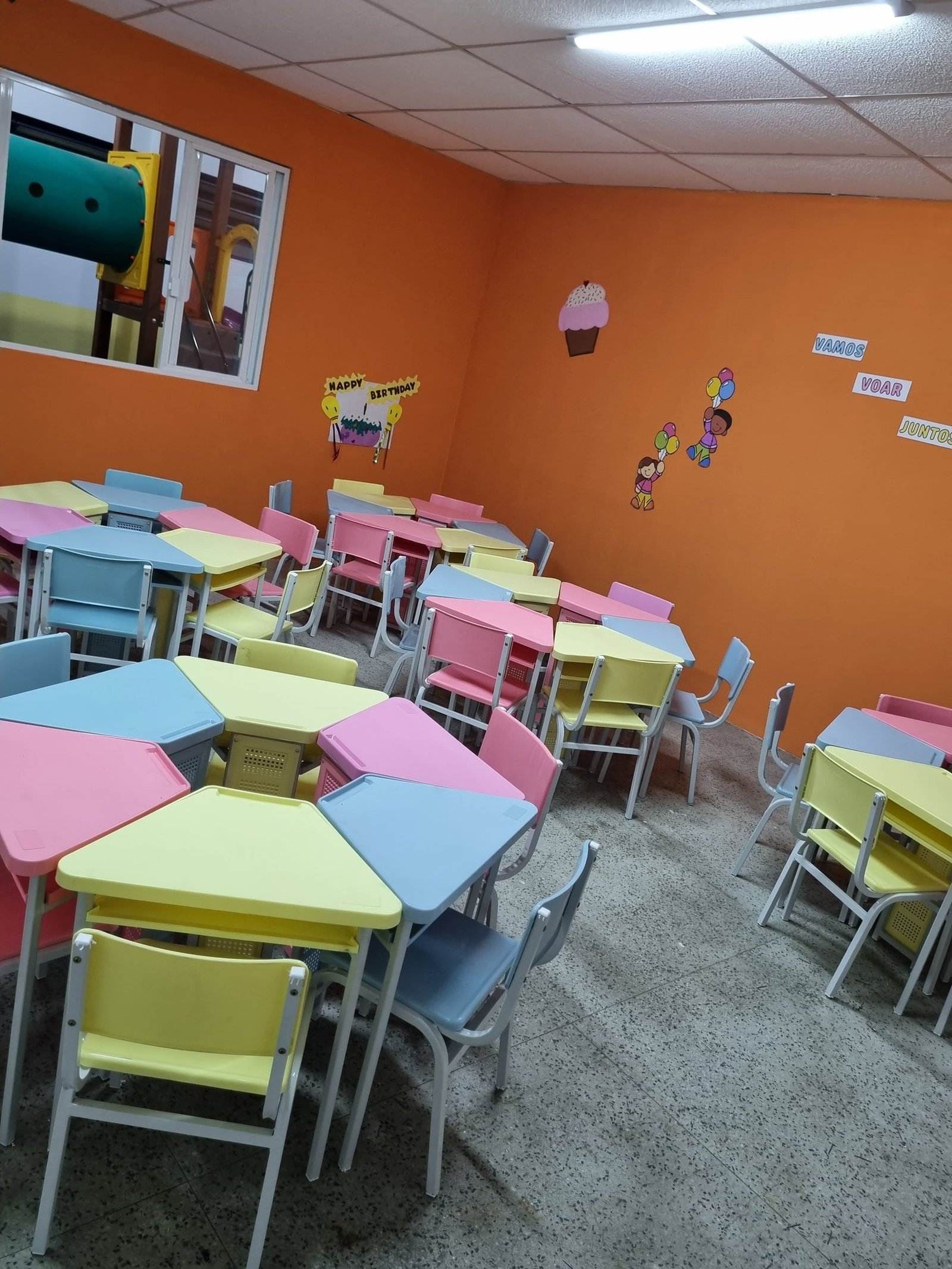 Conjuntos infantis em sala de aula