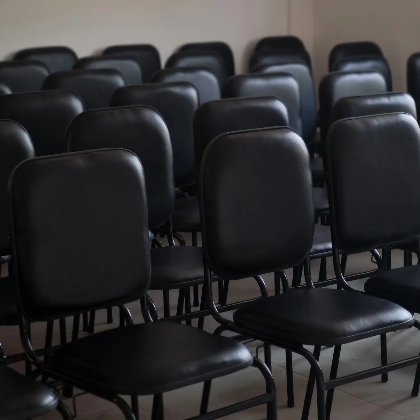 Auditório com cadeiras estofadas fabricadas pela JB