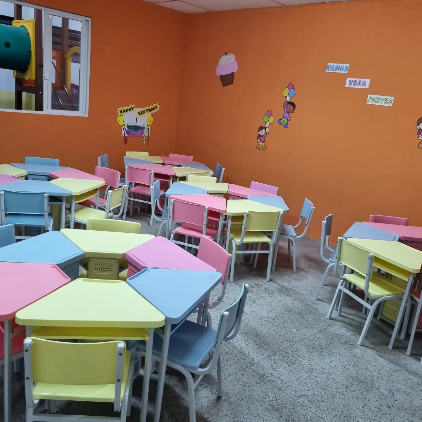 Sala de educação infantil montada com conjuntos coletivos da JB